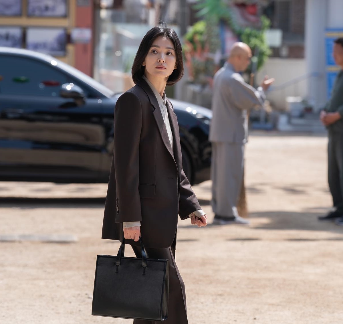 Song Hye Kyo mặc áo khoác đen: Đẹp và sang trong mọi hoàn cảnh-5