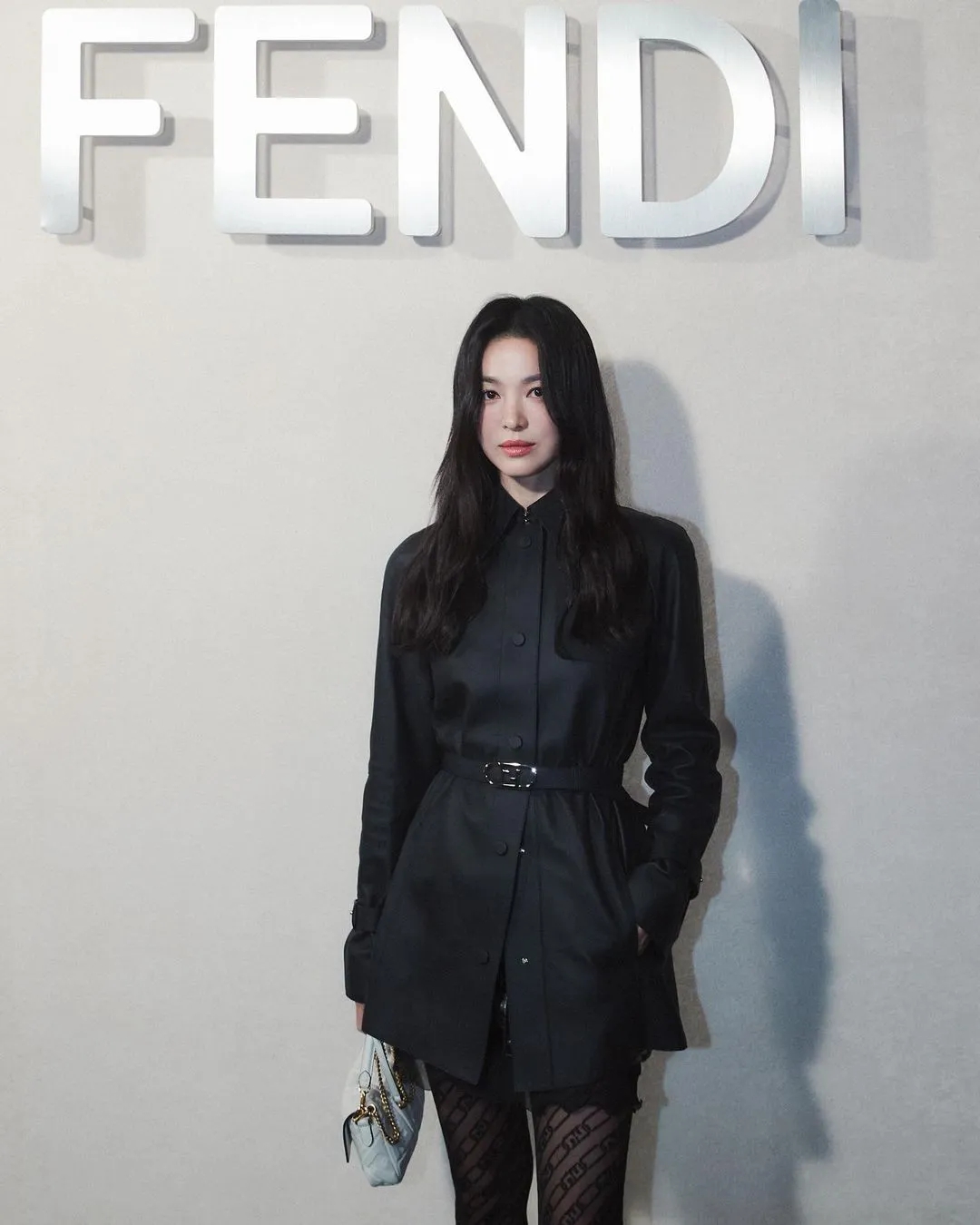 Song Hye Kyo mặc áo khoác đen: Đẹp và sang trong mọi hoàn cảnh-6