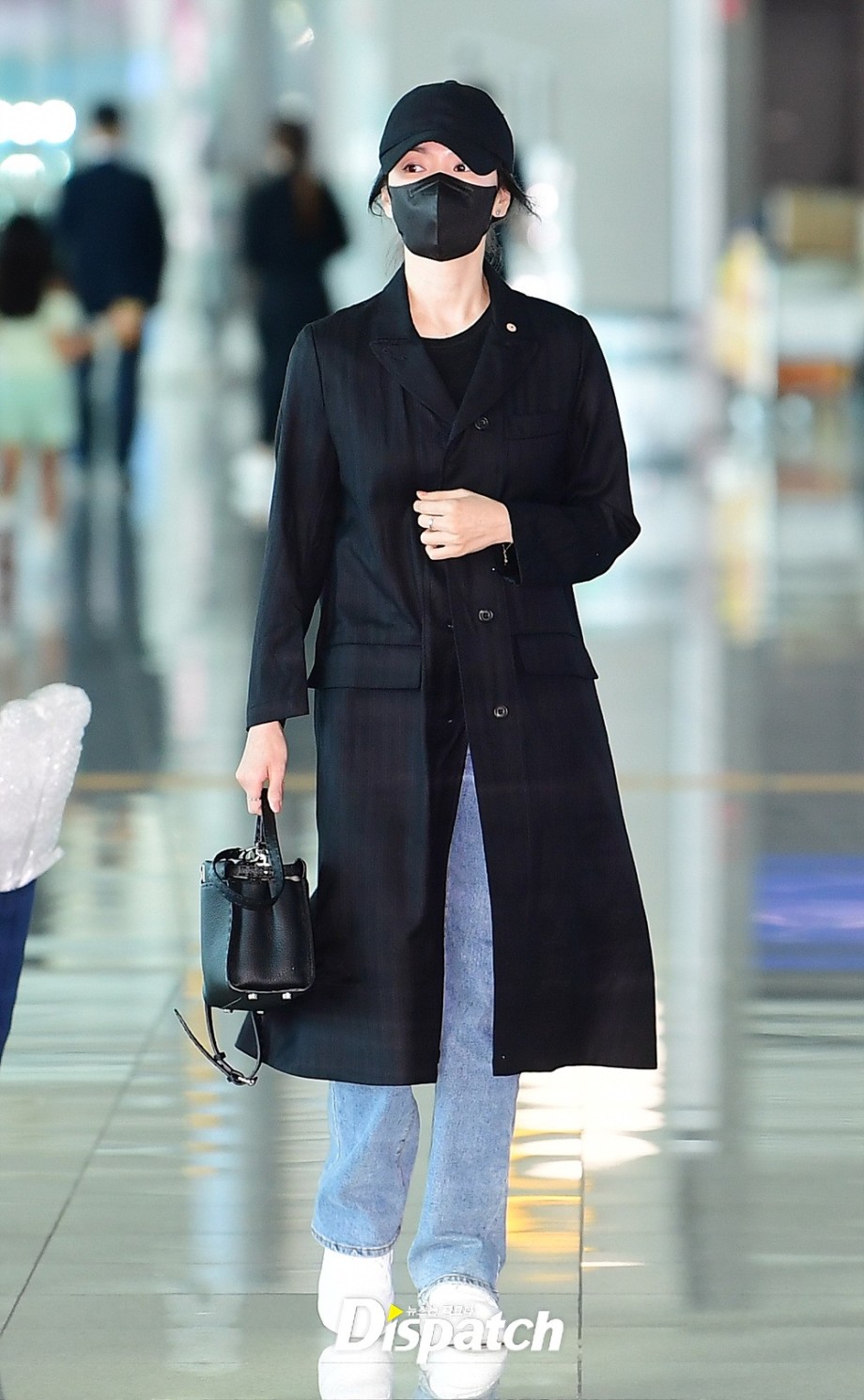 Song Hye Kyo mặc áo khoác đen: Đẹp và sang trong mọi hoàn cảnh-8