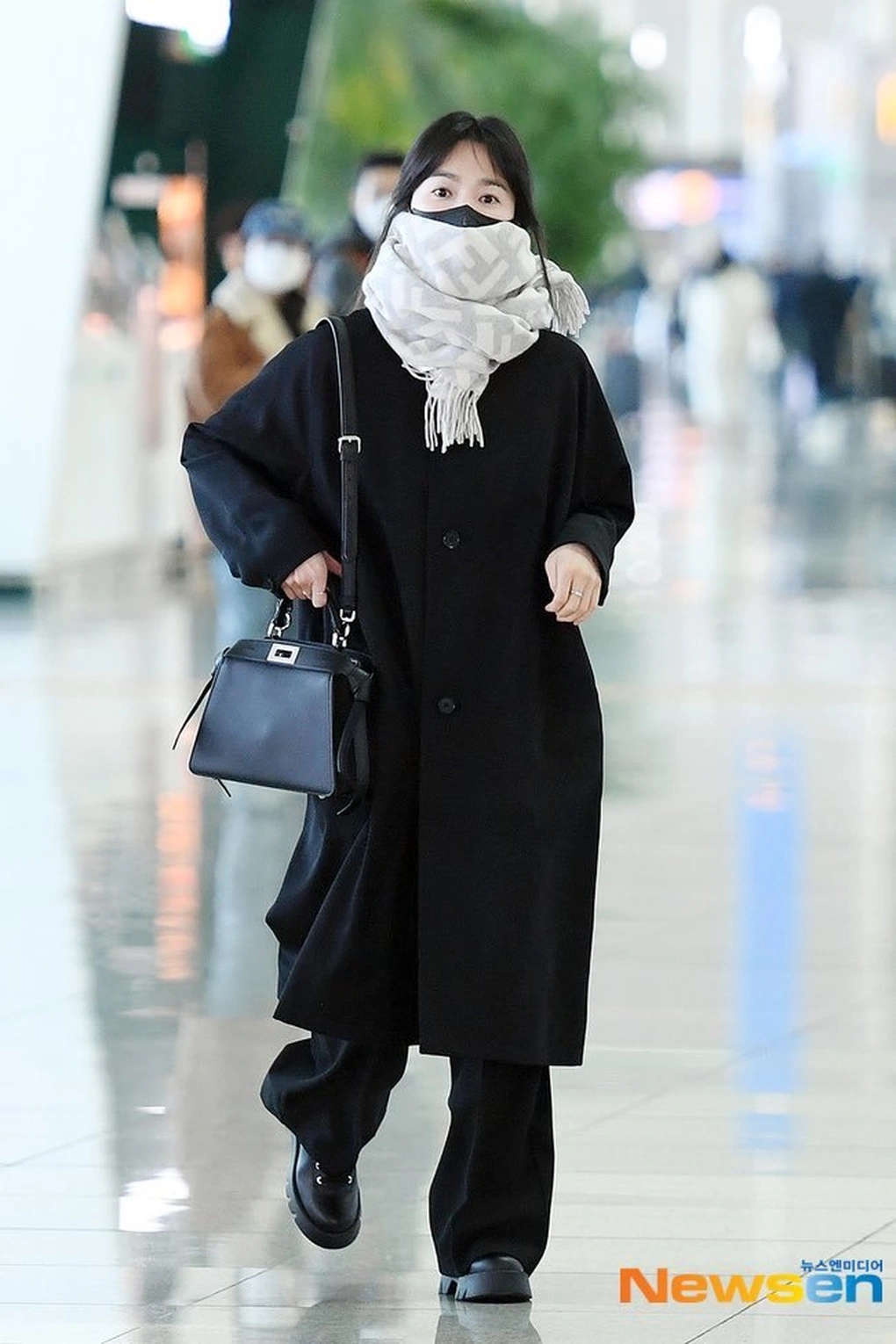 Song Hye Kyo mặc áo khoác đen: Đẹp và sang trong mọi hoàn cảnh-9