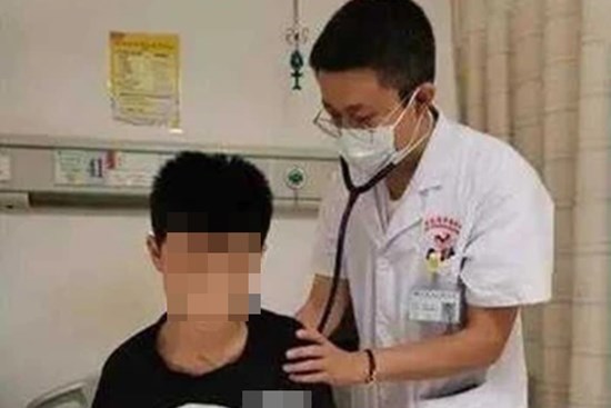 Cậu bé 12 tuổi bất ngờ phát hiện ung thư phổi giai đoạn cuối, người mẹ tiết lộ thói quen sinh hoạt nguy hiểm gây bệnh