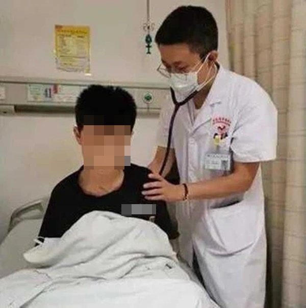 Cậu bé 12 tuổi bất ngờ phát hiện ung thư phổi giai đoạn cuối, người mẹ tiết lộ thói quen sinh hoạt nguy hiểm gây bệnh-2