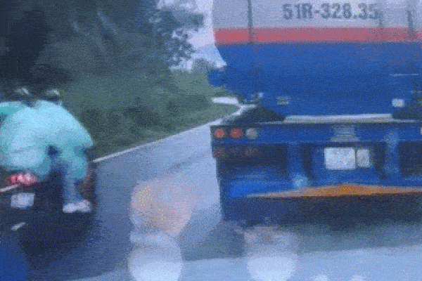 Clip: Vượt xe bồn ở ngay khúc cua, 2 người đi xe máy suýt mất mạng