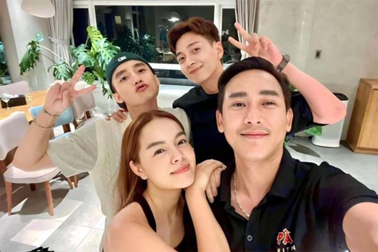 Giữa tin đồn sắp cưới, Sơn Tùng lộ diện tươi rói bên hội bạn 1 thập kỷ và còn có động thái đặc biệt