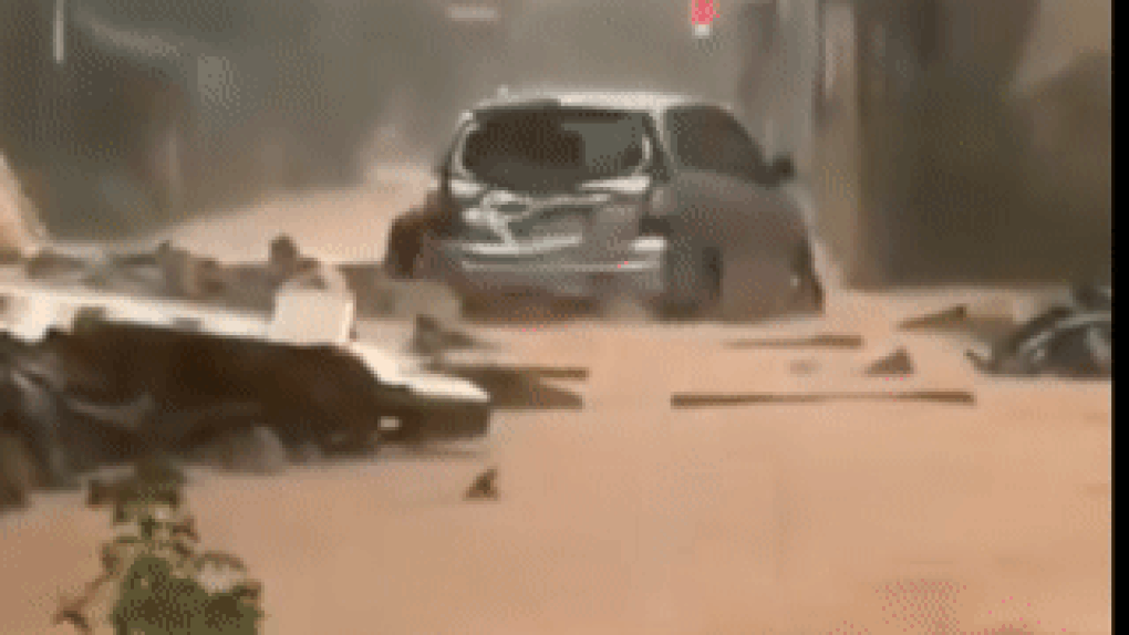 Mưa lũ phức tạp tại Hà Tĩnh, nước ngập mênh mông, tường đổ đè ô tô-1