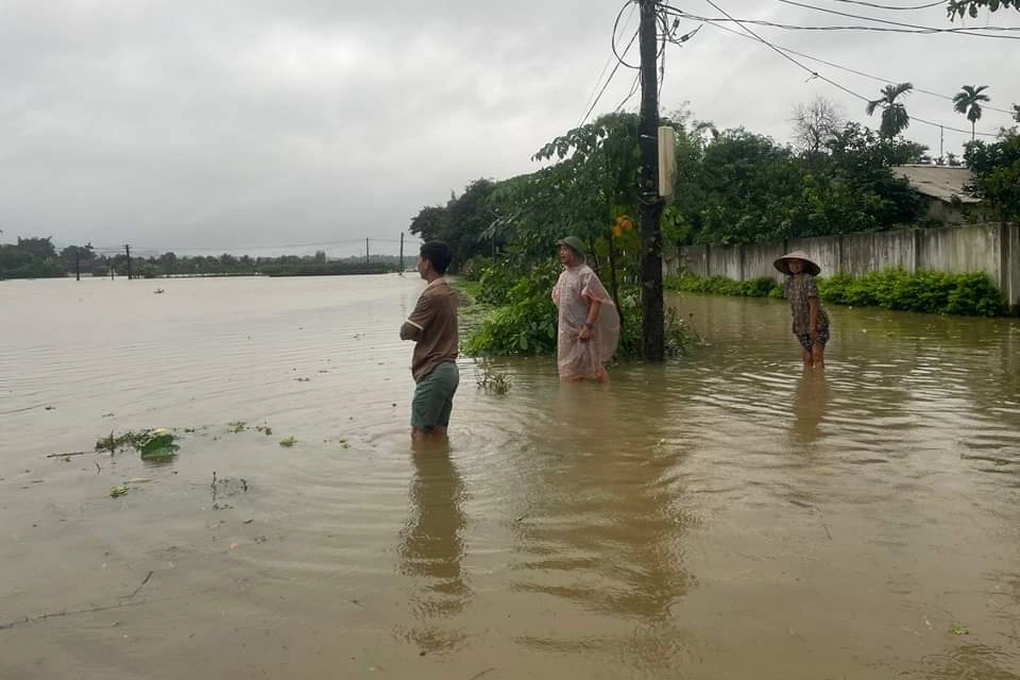 Mưa lũ phức tạp tại Hà Tĩnh, nước ngập mênh mông, tường đổ đè ô tô-2