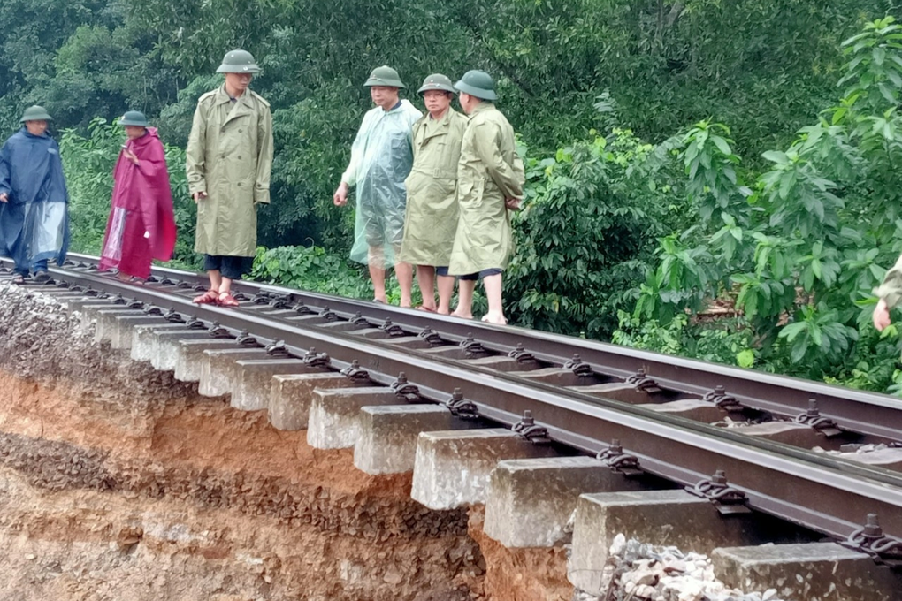 Mưa lũ phức tạp tại Hà Tĩnh, nước ngập mênh mông, tường đổ đè ô tô-4