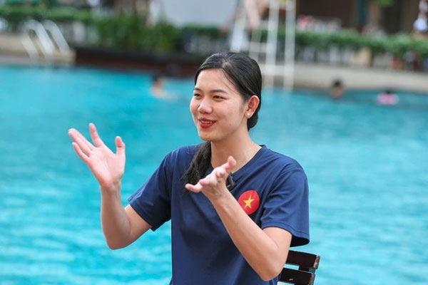 Người đàn ông nhanh trí nhảy xuống bể bơi cứu bé trai đuối nước-1