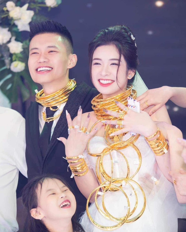 Cô dâu Thanh Hóa đeo vàng trĩu cổ, đám cưới dùng 2 tấn hoa tươi có chi phí ngang giá chiếc xe hơi-1