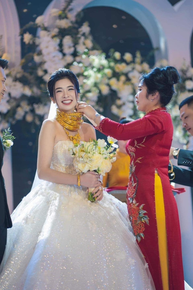 Cô dâu Thanh Hóa đeo vàng trĩu cổ, đám cưới dùng 2 tấn hoa tươi có chi phí ngang giá chiếc xe hơi-2