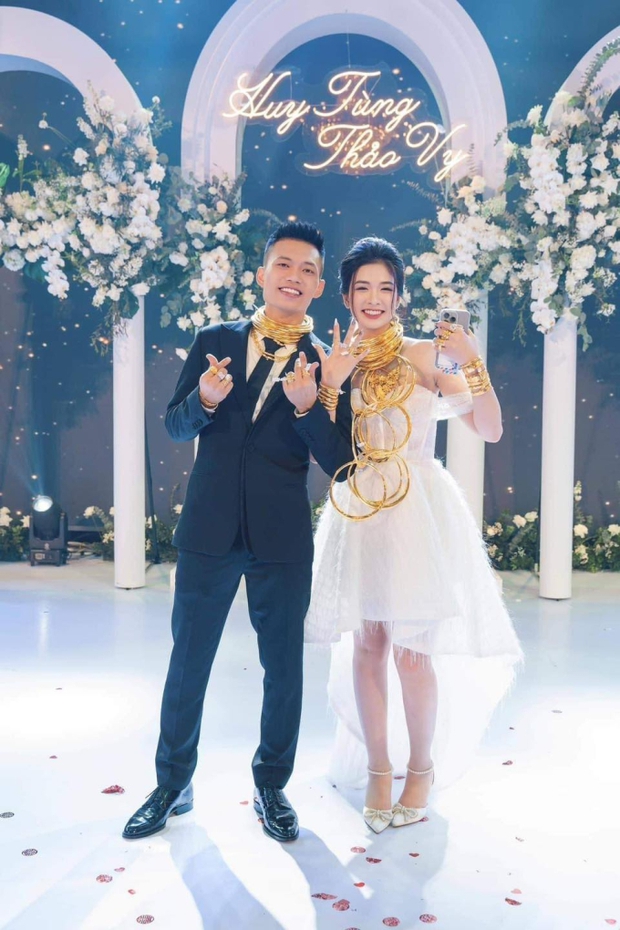 Cô dâu Thanh Hóa đeo vàng trĩu cổ, đám cưới dùng 2 tấn hoa tươi có chi phí ngang giá chiếc xe hơi-3