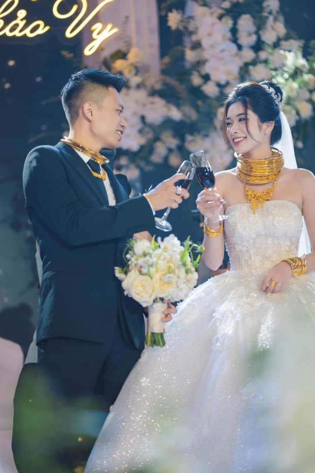 Cô dâu Thanh Hóa đeo vàng trĩu cổ, đám cưới dùng 2 tấn hoa tươi có chi phí ngang giá chiếc xe hơi-5