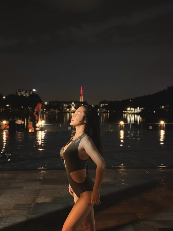 Từng lộ ảnh tròn trịa qua cam thường, Hương Tràm diện áo tắm khoe sắc vóc hiện tại gây bất ngờ-2