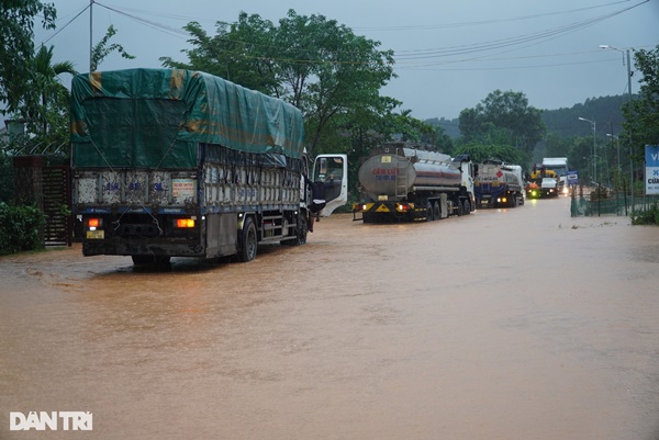 Quốc lộ 15A tê liệt trong nước lũ, xe chết máy, giao thông hỗn loạn-1
