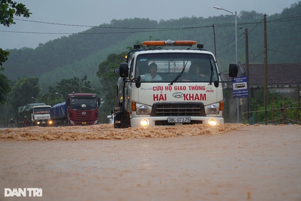 Quốc lộ 15A tê liệt trong nước lũ, xe chết máy, giao thông hỗn loạn-2