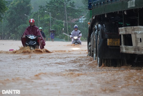 Quốc lộ 15A tê liệt trong nước lũ, xe chết máy, giao thông hỗn loạn-3