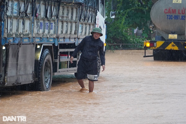 Quốc lộ 15A tê liệt trong nước lũ, xe chết máy, giao thông hỗn loạn-4
