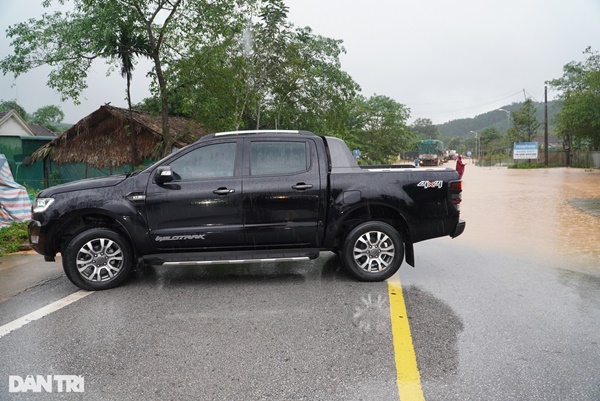 Quốc lộ 15A tê liệt trong nước lũ, xe chết máy, giao thông hỗn loạn-6