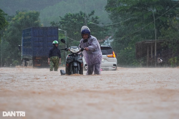 Quốc lộ 15A tê liệt trong nước lũ, xe chết máy, giao thông hỗn loạn-7