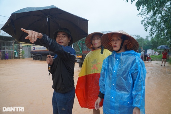 Quốc lộ 15A tê liệt trong nước lũ, xe chết máy, giao thông hỗn loạn-8