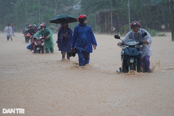 Quốc lộ 15A tê liệt trong nước lũ, xe chết máy, giao thông hỗn loạn-9