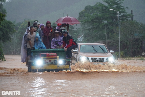 Quốc lộ 15A tê liệt trong nước lũ, xe chết máy, giao thông hỗn loạn-10