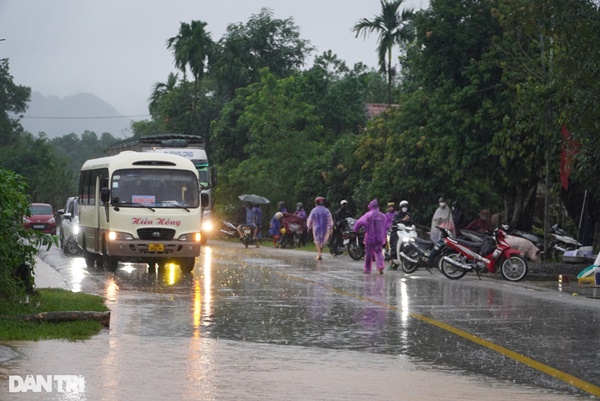 Quốc lộ 15A tê liệt trong nước lũ, xe chết máy, giao thông hỗn loạn-11