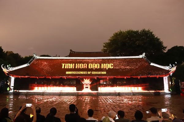 Hàng nghìn người xếp hàng xin chữ đầu năm ở Văn Miếu-14