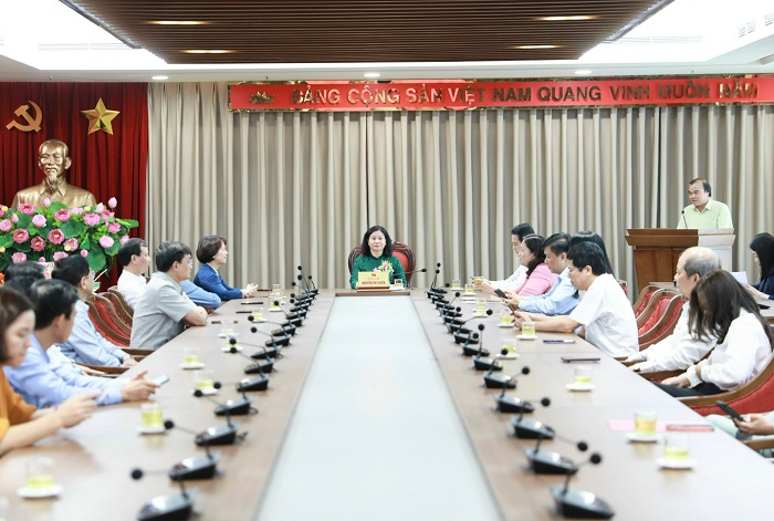 Phó Bí thư Thường trực Thành ủy Nguyễn Thị Tuyến trao các quyết định về công tác cán bộ-1
