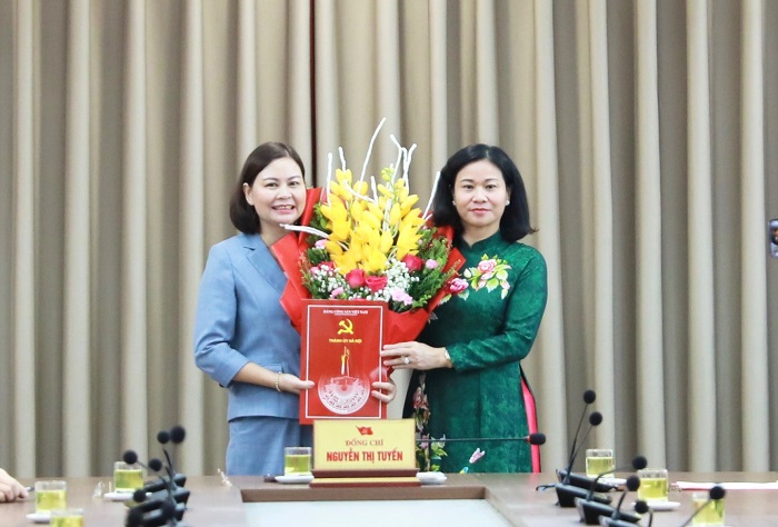 Phó Bí thư Thường trực Thành ủy Nguyễn Thị Tuyến trao các quyết định về công tác cán bộ-2