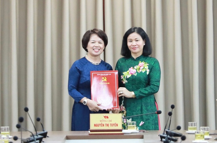 Phó Bí thư Thường trực Thành ủy Nguyễn Thị Tuyến trao các quyết định về công tác cán bộ-3