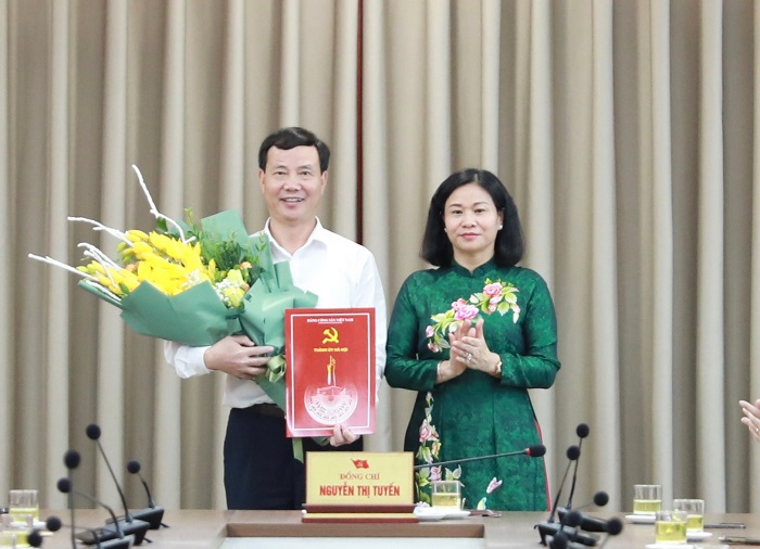 Phó Bí thư Thường trực Thành ủy Nguyễn Thị Tuyến trao các quyết định về công tác cán bộ-4