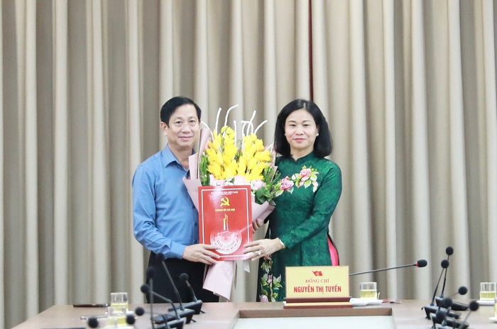 Phó Bí thư Thường trực Thành ủy Nguyễn Thị Tuyến trao các quyết định về công tác cán bộ-5