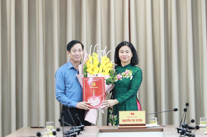 Phó Bí thư Thường trực Thành ủy Nguyễn Thị Tuyến trao các quyết định về công tác cán bộ-5