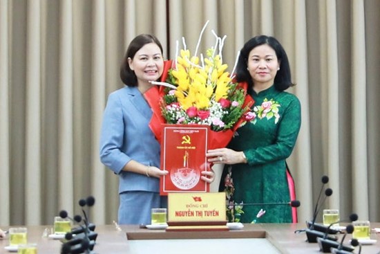 Phó Bí thư Thường trực Thành ủy Nguyễn Thị Tuyến trao các quyết định về công tác cán bộ