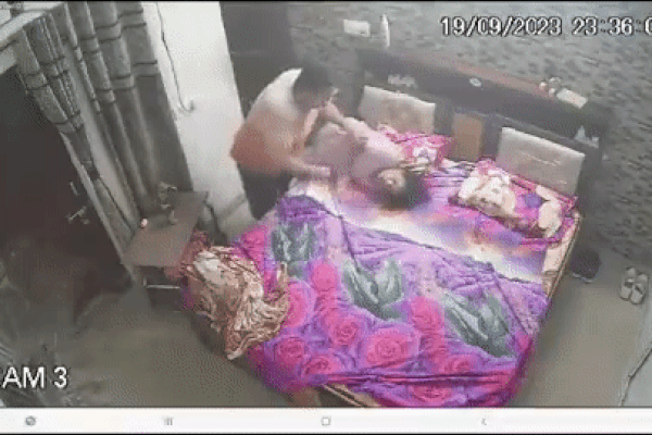 Cụ bà 73 tuổi bị con trai là luật sư hành hung tàn nhẫn lúc nửa đêm, camera trong nhà ghi lại toàn bộ diễn biến gây phẫn nộ