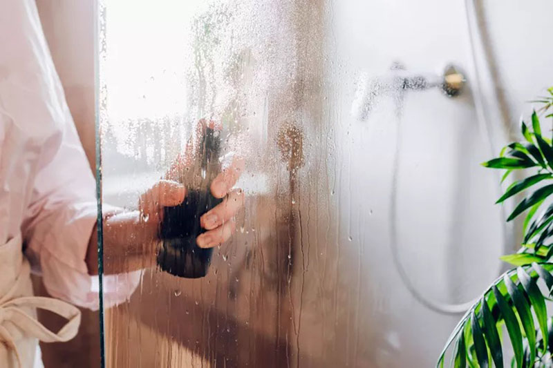 3 cách làm sạch cửa kính phòng tắm sáng bóng như mới-3