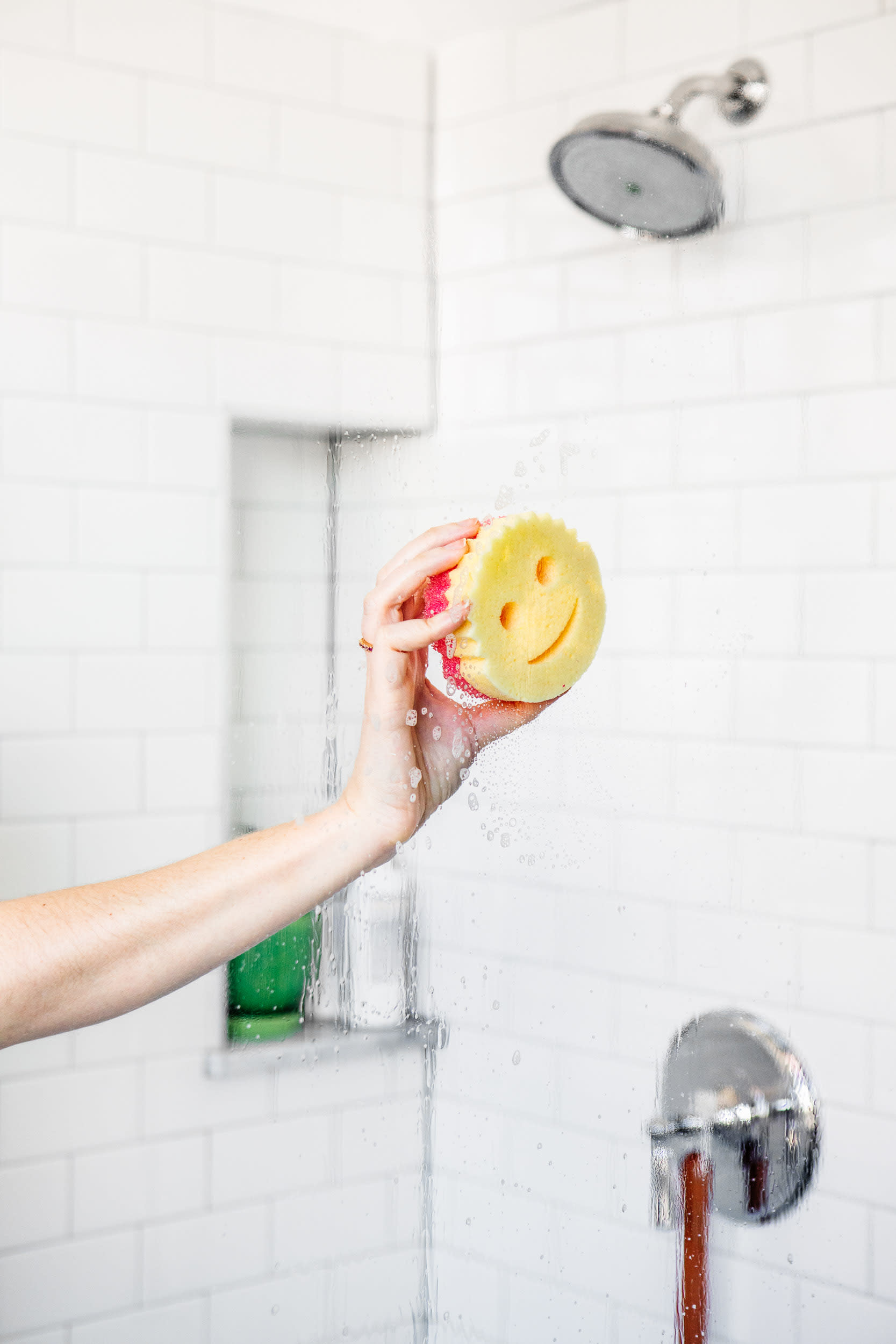 3 cách làm sạch cửa kính phòng tắm sáng bóng như mới-8