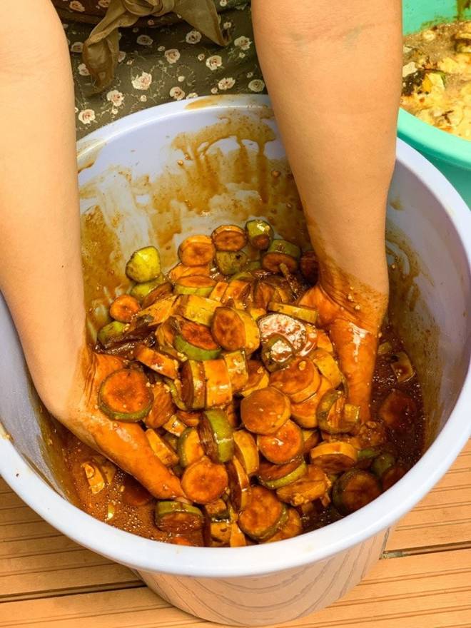 Mẹ đảm Đà Nẵng trồng dưa lê hoàng kim trên sân thượng, quả căng tròn, ngọt lịm chỉ sau 70 ngày-16