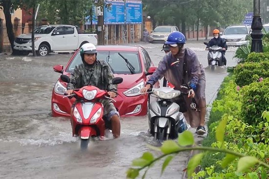 Miền Trung vẫn mưa lớn, dịch chuyển dần vào Thừa Thiên Huế - Bình Định