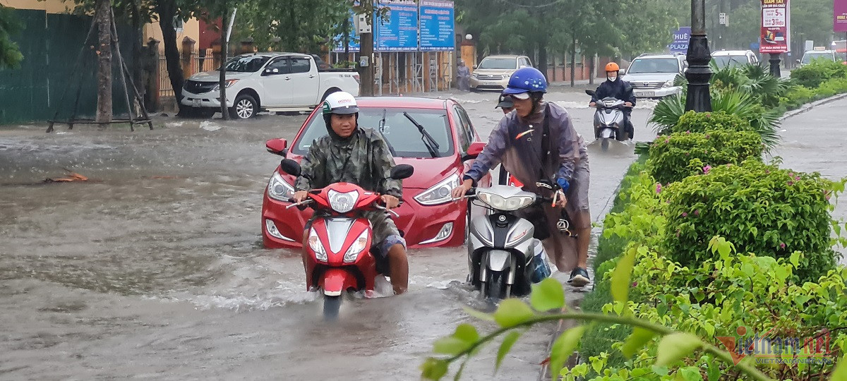 Miền Trung vẫn mưa lớn, dịch chuyển dần vào Thừa Thiên Huế - Bình Định-1