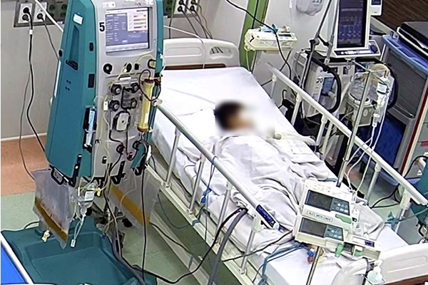 Nhiễm loại vi khuẩn có trong đất bẩn, cậu bé nguy kịch-1