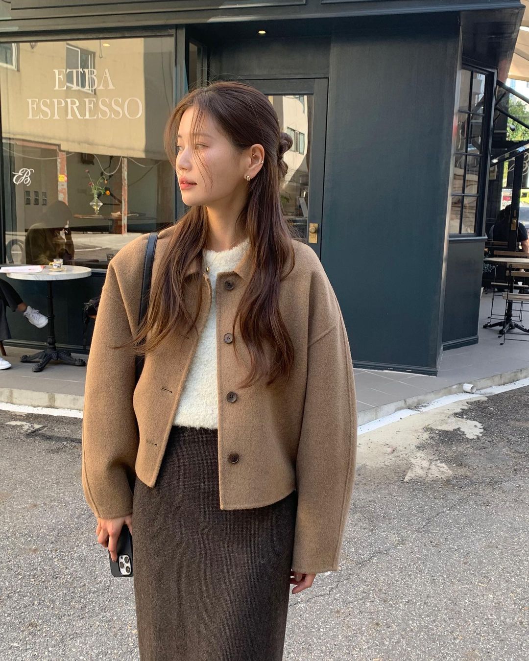 9 cách diện áo khoác dáng ngắn tôn dáng và thanh lịch trong mùa lạnh-7