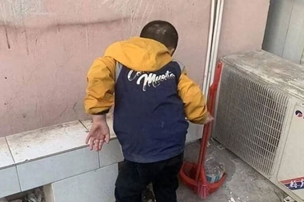 Bị mẹ bạo hành phải cắt cụt 2 bàn chân, bé trai vẫn nhớ thương, mong gặp lại-1