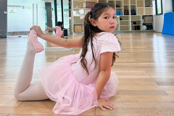 Con gái Hà Anh múa ba lê cực dẻo, dân tình xuýt xoa khen ngợi mẹ siêu mẫu nuôi con khéo-1
