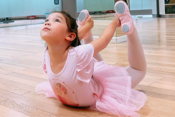 Con gái Hà Anh múa ba lê cực dẻo, dân tình xuýt xoa khen ngợi mẹ siêu mẫu nuôi con khéo-2