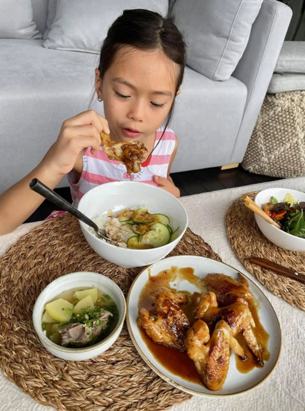 Con gái 9 tuổi của Đoan Trang: Nói thành thạo 3 thứ tiếng, chiều cao ấn tượng hơn mẹ nhờ 1 bí quyết liên quan đến giấc ngủ-6