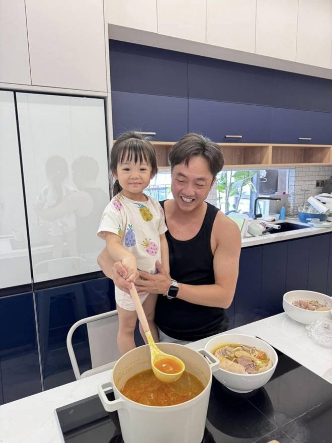 Con gái Cường Đô La quen được bố hầu hạ, mới 3 tuổi đã biết than mệt mỏi vì không có người mát-xa cho-9