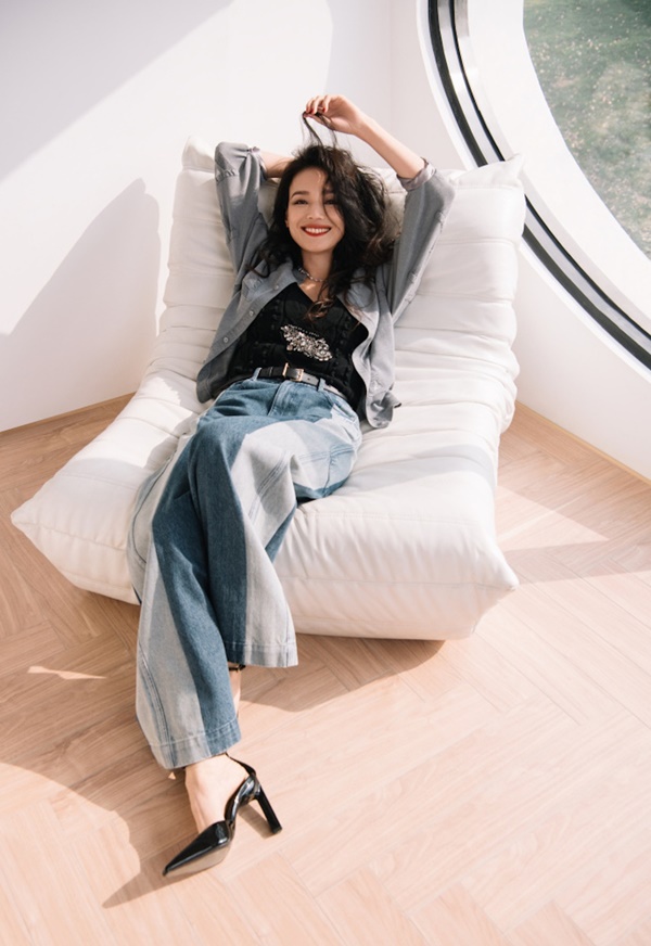 Thư Kỳ ở tuổi U50 được khen quyến rũ, sở hữu vóc dáng như tượng tạc-3