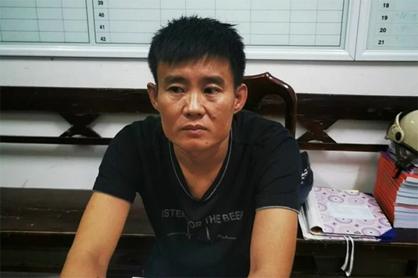 CLIP: Tuyệt chiêu khều người của một phụ nữ đối với tài xế ngủ trên vỉa hè-1